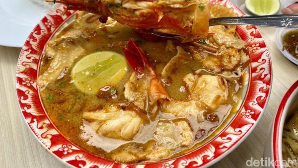 Slurp! Gurihnya Soto Medan berisi Udang Jumbo