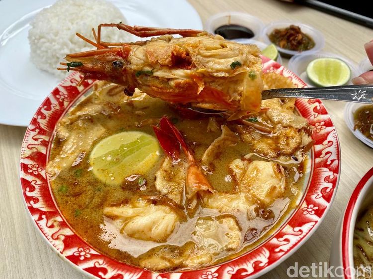 Slurp! Gurihnya Soto Medan berisi Udang Jumbo