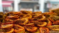 Inovasinya adalah dengan menggunakan udang berukuran jumbo. Ada dua jenis udang yang digunakan adalah udang galah dan udang tidur. Foto: detikcom/Riska Fitria