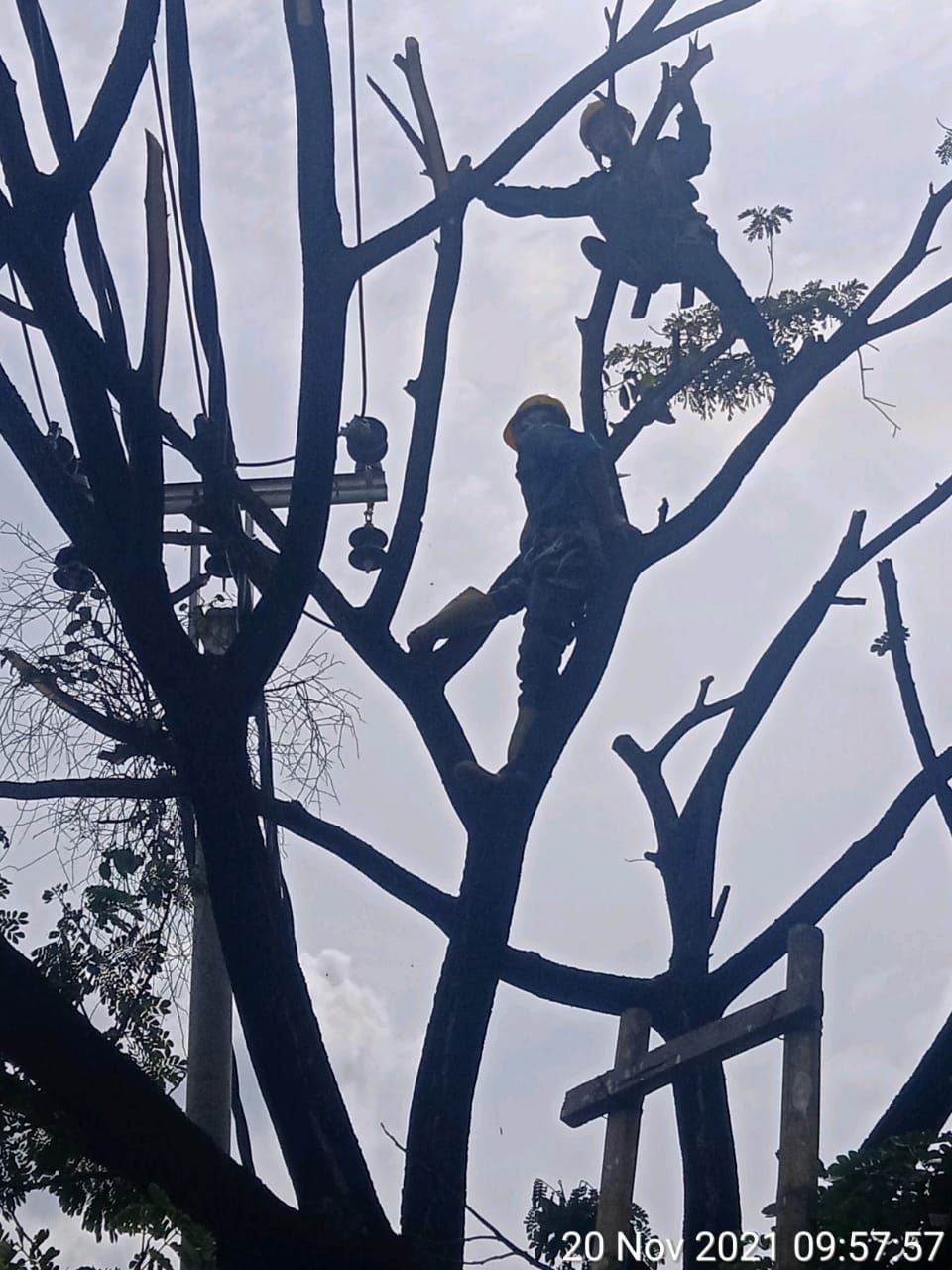 Tiang-tiang PLN di Jl Raya Perancis, kini mulai dipindah dari badan jalan. (Dok PLN UID Banten)