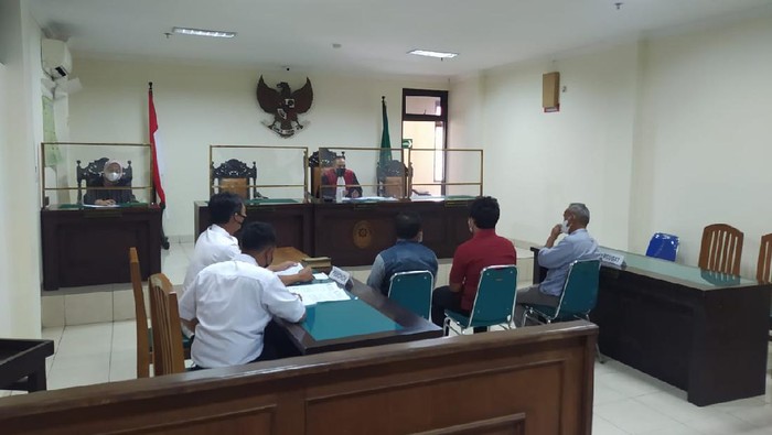 Tiga warga yang memberi uang kepada manusia silver disidang di PN Sleman, Jumat (26/11/2021).