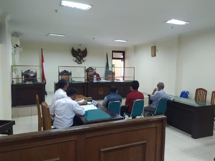 Tiga warga yang memberi uang kepada manusia silver disidang di PN Sleman, Jumat (26/11/2021).