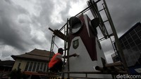 Menurut sejarah Tugu Jam Pasar Gede diarsiteki oleh orang Belanda dibangun sekitar tahun 1937.