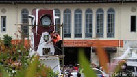 Pekerja mengecat ulang benda cagar budaya yaitu Tugu Jam Pasar Gede serta Tugu Pemandengan di depan Balaikota Solo, Jawa Tengah, Jumat (26/11).