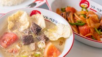 Soto betawi punya kemiripan dengan makanan Jepang. Konsepnya serupa yaitu makan pakai nasi, makan pakai kuah seperti ramen, dan makan daging sapi.