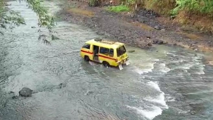 Viral Sungai di Kebumen Jadi Jalur Kendaraan, Bupati Turun Tangan