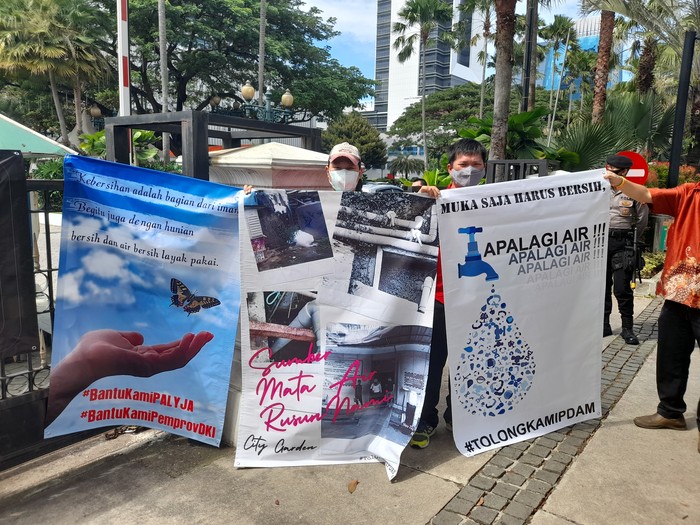 Warga Rusunami City Garden demo di Balai Kota DKI Jakarta