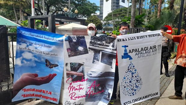 Warga Rusunami City Garden demo di Balai Kota DKI Jakarta