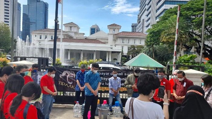 Warga Rusunami City Garden demo di Balai Kota DKI Jakarta