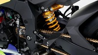 Spek kaki-kakinya pun harus nurut dan memanjakan The Doctor ketika membawa motor ini turun ke sirkuit. Yamaha memasangkan sok dari pabrikan Ohlins dan lengkap dengan side streering damper-nya. Foto: Yamaha Motor Europe