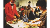 Kalau ini potret penyajian makanan di Singapore Airlines tahun 1970-an. Menu yang disajikan sangat banyak, termasuk salad, platter keju, dan aneka dessert nikmat.