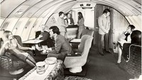 Beranjak ke tahun 1970an, kehidupan pesawat terlihat lebih mewah karena ada lounge khusus. Seperti Captain Cook lounges buatan Qantas yang ada di Boeing 747 ini.