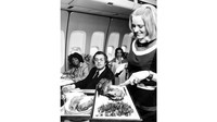 Potret jadul ini menunjukkan pramugari American Airlines sedang menyiapkan daging panggang untuk penumpang. Periode kejadian ini di antara tahun 1956 dan 1978.