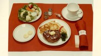 Kalau ini menu utamanya. Ada caviar, olahan steak daging sapi muda, hingga tartlet Odessa. Mewah ya! 