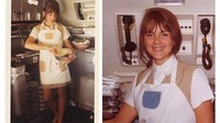 Ini adalah potret Anne Sweeney, seorang pramugari Pan Am yang bertugas pada tahun 1964-1975. Ia terlihat sedang menyiapkan telur orak-arik untuk menu sarapan penumpang pesawat.