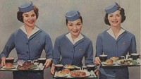 Dahulu bepergian dengan pesawat adalah aktivitas yang sangat mewah. Karenanya makanan disajikan bukan di wadah sekali buang, melainkan di piring saji, cangkir, hingga mangkuk porselen layaknya di restoran.