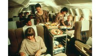 Seperti ini potret Business Class Singapore Airlines tahun 1980an. Para penumpang benar-benar disuguhi beragam makanan enak.