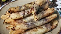 Biasa dijual di kaki lima, pisang aroma sering bikin ngiler. Luarnya renyah garing dengan isian keju dan cokelat lumer. Kamu bisa bikin sendiri camilan ini dengan bahan utama pisang ambon masak dan kulit lumpia siap pakai. Ikuti langkah membuatnya di resep ini. Foto: Ayu Anita Petrisia