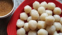Bola-bola kenyal gurih ini dinamai cilok alias aci dicolok. Dari pada beli di penjual kaki lima, bikin sendiri cilok dengan resep ini. Jangan lupa siapkan juga cocolan saus kacang yang pedas gurih. Ini dia resep cilok yang tetap empuk saat dingin. Foto: detikfood