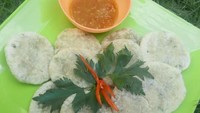 Jajanan klasik ini selalu dicari. Cireng yang kenyal lembut dibuat dari bahan utama tepung kanji, tepung terigu, dan bumbu seperti kaldu jamur dan lada. Rasanya makin nikmat dengan saus cocolan seperti bumbu rujak atau bumbu kacang. Ini resep cireng simpel. Foto: Annafi Baiti 