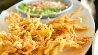 Jamur enoki bisa kamu jadikan camilan enak dan nagih. Teksturnya yang kenyal juicy paling enak dibalut tepung renyah. Jamur crispy bisa langsung dimakan atau ditambahkan bumbu gurih supaya lebih enak. Yuk, intip resep jamur crispy di sini. Foto: iStock 
