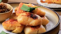 Siapa bilang colenak tak bisa dibikin sendiri di rumah? Coba ikuti resep ini. Bahan utamanya ada tape singkong dan mentega. Kemudian untuk sausnya dibuat dari gula aren, santan, dan parutan kelapa. Begini cara membuat colenak saus gula aren kelapa. Foto: iStock 