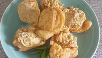 Tahu sumedang goreng bisa dikreasikan jadi tahu walik aci yang istimewa ini. Luarnya renyah garing dengan isian adonan aci yang nikmat. Bahannya gampang dan murah meriah, seperti tepung tapioka, tepung terigu, dan daun bawang. Begini cara membuatnya. Foto: detikfood