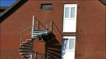 Biar lebih mudah, langsung meluncur saja turunnya menggunakan tiang di tengah. Foto: (dok Live About).