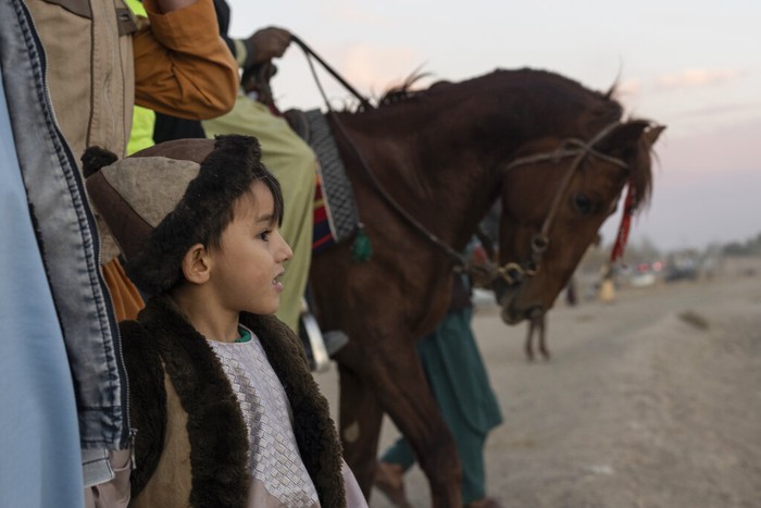 Para pemain Buzkashi bersaing memperebutkan kambing yang sudah disembelih dan berusaha membawa ke gawang di Herat, Afghanistan (26/11/2021).  Buzkashi merupakan olahraga budaya yang populer di Asia Tengah dan telah dimainkan sejak ratusan tahun lalu.