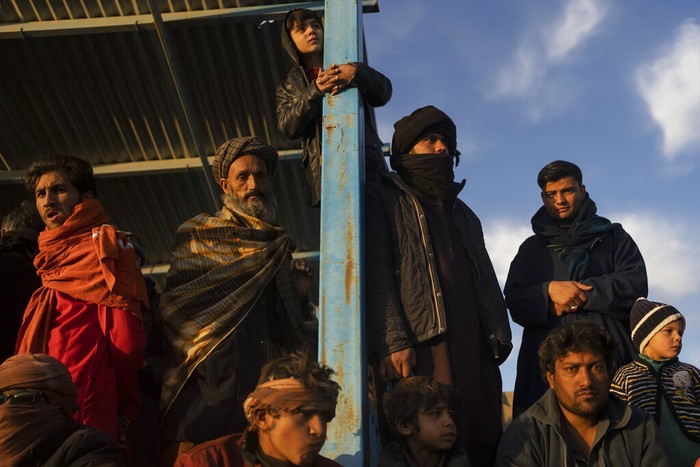 Para pemain Buzkashi bersaing memperebutkan kambing yang sudah disembelih dan berusaha membawa ke gawang di Herat, Afghanistan (26/11/2021).  Buzkashi merupakan olahraga budaya yang populer di Asia Tengah dan telah dimainkan sejak ratusan tahun lalu.