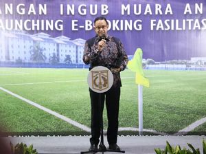 Anies Bangun 5 Lapangan Bola Standar FIFA di Tengah Kampung, Semuanya Gratis