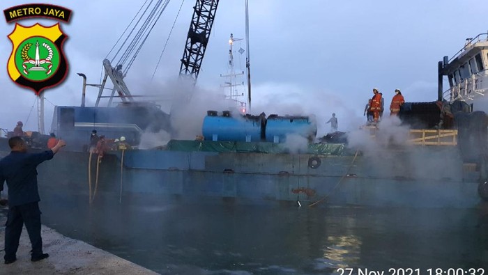 Api di Kapal KM Bandar Lestari di Dermaga Pelabuhan Sunda Kelapa kembali muncul