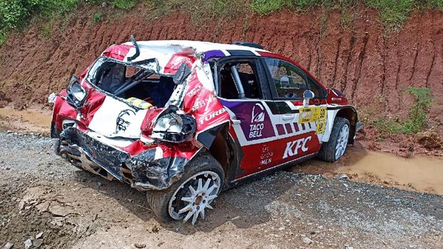 Bamsoet dan Sean Galael kecelakaan di Meikarta Bamsoet dan Sean Galael kecelakaan di Meikarta Sprint Rally 2021, Sabtu (27/11/2021).