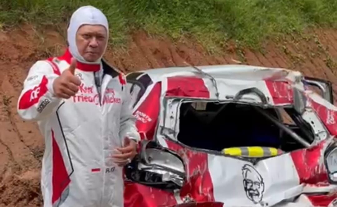 Ketua MPR RI, Bambang Soesatyo (Bamsoet), dan pembalap nasional, Sean Gelael, mengalami kecelakaan saat mengikuti ajang Sprint Rally Meikarta 2021, di Cikarang, Kabupaten Bekasi, Jawa Barat. Usai kecelakaan, Bamsoet mengungkapkan kondisinya dan Sean aman.