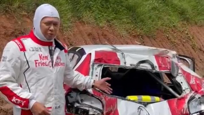 Ketua MPR RI, Bambang Soesatyo (Bamsoet), dan pembalap nasional, Sean Gelael, mengalami kecelakaan saat mengikuti ajang Sprint Rally Meikarta 2021, di Cikarang, Kabupaten Bekasi, Jawa Barat. Usai kecelakaan, Bamsoet mengungkapkan kondisinya dan Sean aman.