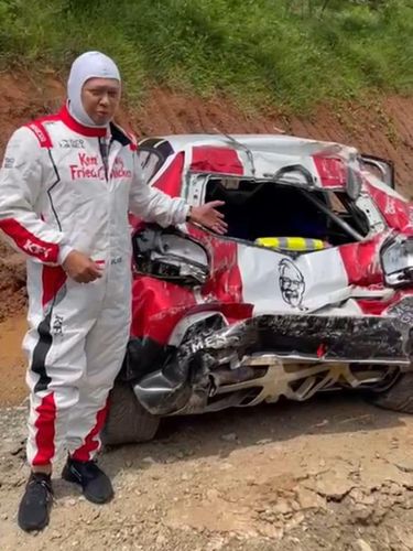 Ketua MPR RI, Bambang Soesatyo (Bamsoet), dan pembalap nasional, Sean Gelael, mengalami kecelakaan saat mengikuti ajang Sprint Rally Meikarta 2021, di Cikarang, Kabupaten Bekasi, Jawa Barat. Usai kecelakaan, Bamsoet mengungkapkan kondisinya dan Sean aman.