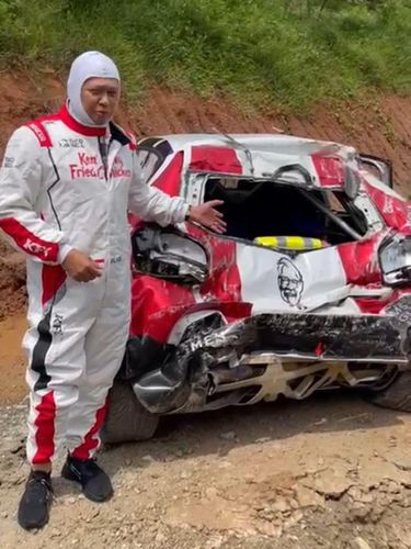 Bamsoet mengugkap kondisinya usai kecelakaan bersama Sean Gelael. Ketua MPR RI, Bambang Soesatyo (Bamsoet), dan pembalap nasional, Sean Gelael, mengalami kecelakaan saat mengikuti ajang Sprint Rally Meikarta 2021, di Cikarang, Kabupaten Bekasi, Jawa Barat. Usai kecelakaan, Bamsoet mengungkapkan kondisinya dan Sean aman.