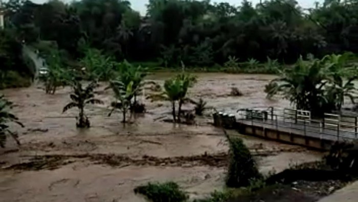 Banjir bandang terjang perkampungan di Garut