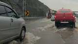 Tol JORR Arah Serpong Macet Tergenang Air, Ini Risikonya Mobil Terobos Banjir