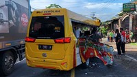 Kecelakaan berawal saat Elf bernopol S 7987 W yang berjalan dari utara ke selatan. Tiba-tiba ditabrak oleh truk tronton yang berjalan dari arah berlawanan.