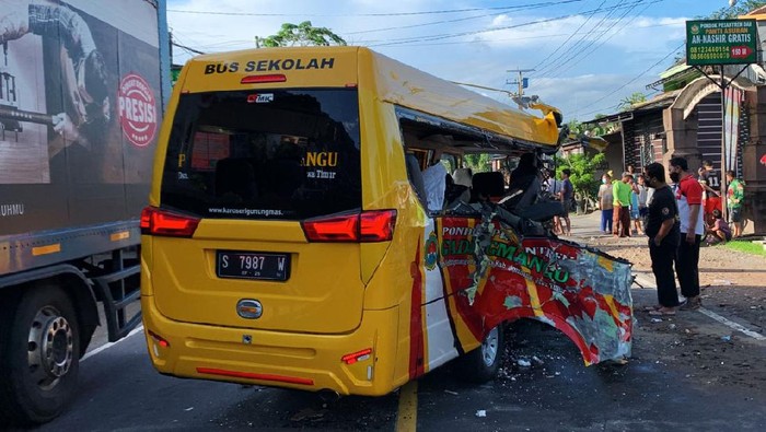 Begini Kondisi Mobil Rombongan Santri yang Ditabrak Truk di Kediri Mobil Isuzu Elf yang membawa rombongan santri ditabrak truk di Kediri, Sabtu (27/11/2021). Kecelakaan itu menewaskan empat santri.