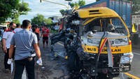 Badan Isuzu Elf bagian kanan mengalami kerusakan cukup parah akibat kecelakaan tersebut. Nyaris terbelah dari bagian depan hingga ke belakang.