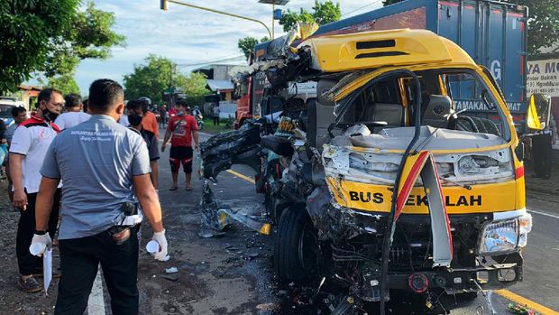 Mobil Isuzu Elf yang membawa rombongan santri ditabrak truk di Kediri, Sabtu (27/11/2021). Kecelakaan itu menewaskan empat santri.