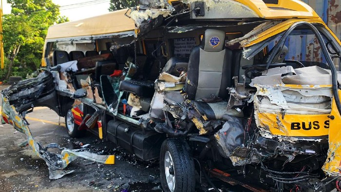 Begini Kondisi Mobil Rombongan Santri yang Ditabrak Truk di Kediri Mobil Isuzu Elf yang membawa rombongan santri ditabrak truk di Kediri, Sabtu (27/11/2021). Kecelakaan itu menewaskan empat santri.