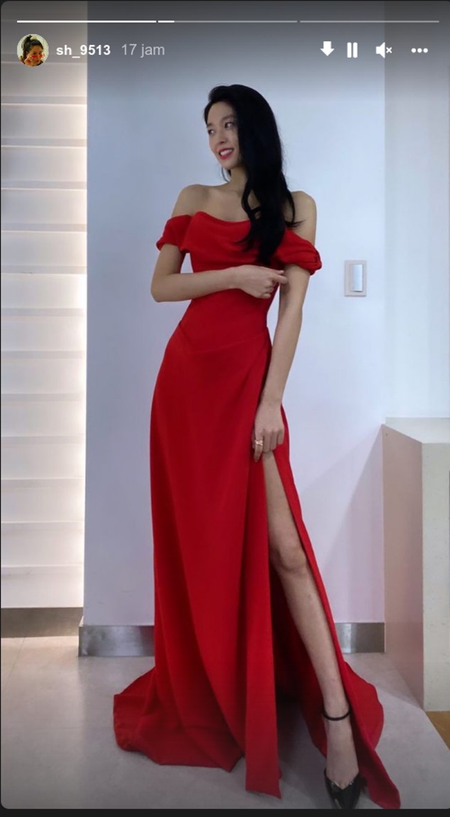 Seolhyun AOASeolhyun AOA yang dikenal punya aura seksi semakin terlihat sensual dengan gaun berwarna merah. Gaun itu pun sukses menojol badannya yang ramping dan kakinya yang jenjang. Ia semakin tampil klasik dengan gaya rambut hitam terurai.Foto: Instagram