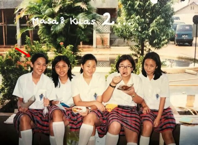 Ini adalah potret ketika Dian Sastro masih duduk di bangku kelas 2 SMA. Bersekolah di SMA Tarakanita 1 Jakarta, penampilan Dian terlihat ayu dengan seragam kemeja putih dan rok kotak-kotak. Foto: Instagram/@therealdisastr