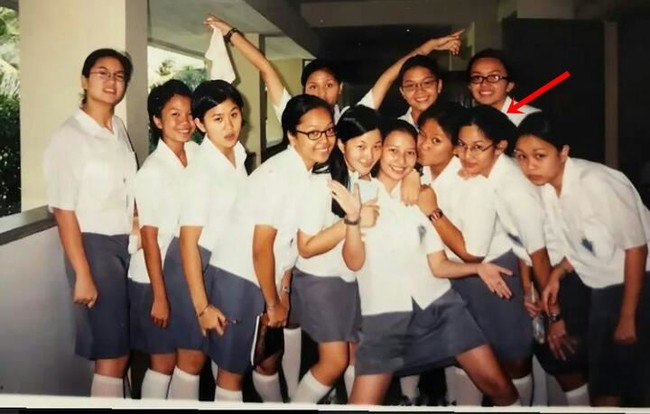 Dalam foto yang satu ini wajah Dian terlihat manglingi. Ketika duduk di bangku SMA ternyata Dian mengenakan kacamata dan memiliki rambut panjang. Begini posenya bersama teman-teman sekolahnya. Foto: Instagram/@therealdisastr