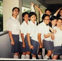 Dalam foto yang satu ini wajah Dian terlihat manglingi. Ketika duduk di bangku SMA ternyata Dian mengenakan kacamata dan memiliki rambut panjang. Begini posenya bersama teman-teman sekolahnya. Foto: Instagram/@therealdisastr