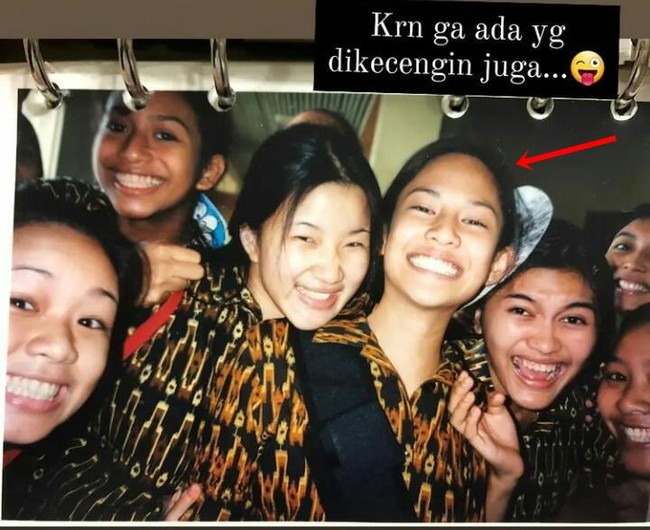 Jika diperhatikan, sebenarnya wajah Dian sewaktu SMA dan saat ini tidak jauh berbeda. Hanya saja ketika SMA Dian masih terlihat masih sangat polos tanpa pulasan makeup sedikitpun di wajahnya. Foto: Instagram/@therealdisastr