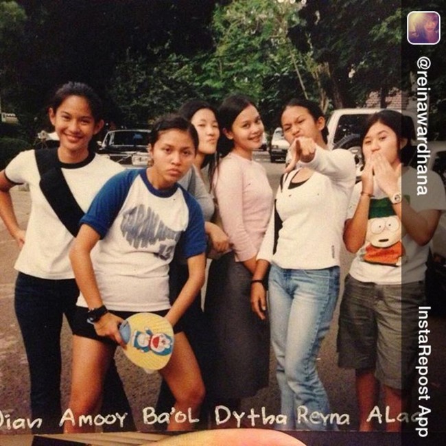 Bisa tebak Dian Sastrowardoyo yang mana? Dian yang sedang berpose di pojok kiri dengan mengenakan kaos putih, celana panjang hitam, dan juga tas selempang. Penampilannya sukses bikin pangling. Foto: Instagram/@therealdisastr